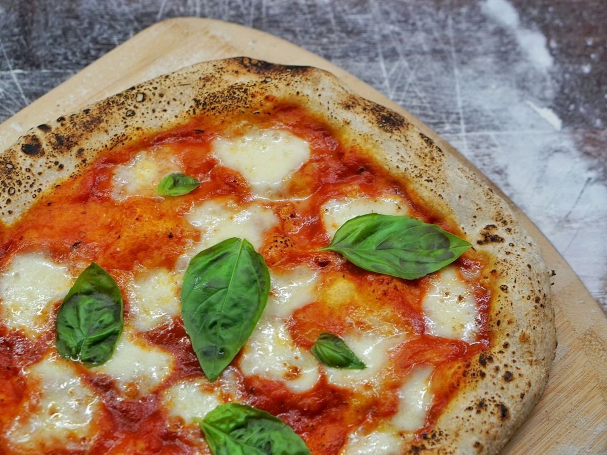 Pizza margherita appena sfornata
